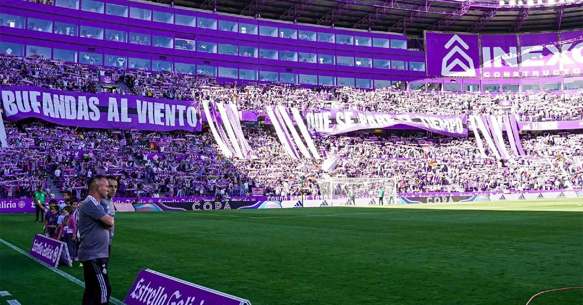 foto del estadio de la pulmonía desde el césped hacia la grada con los aficionados levantando las bufandas
